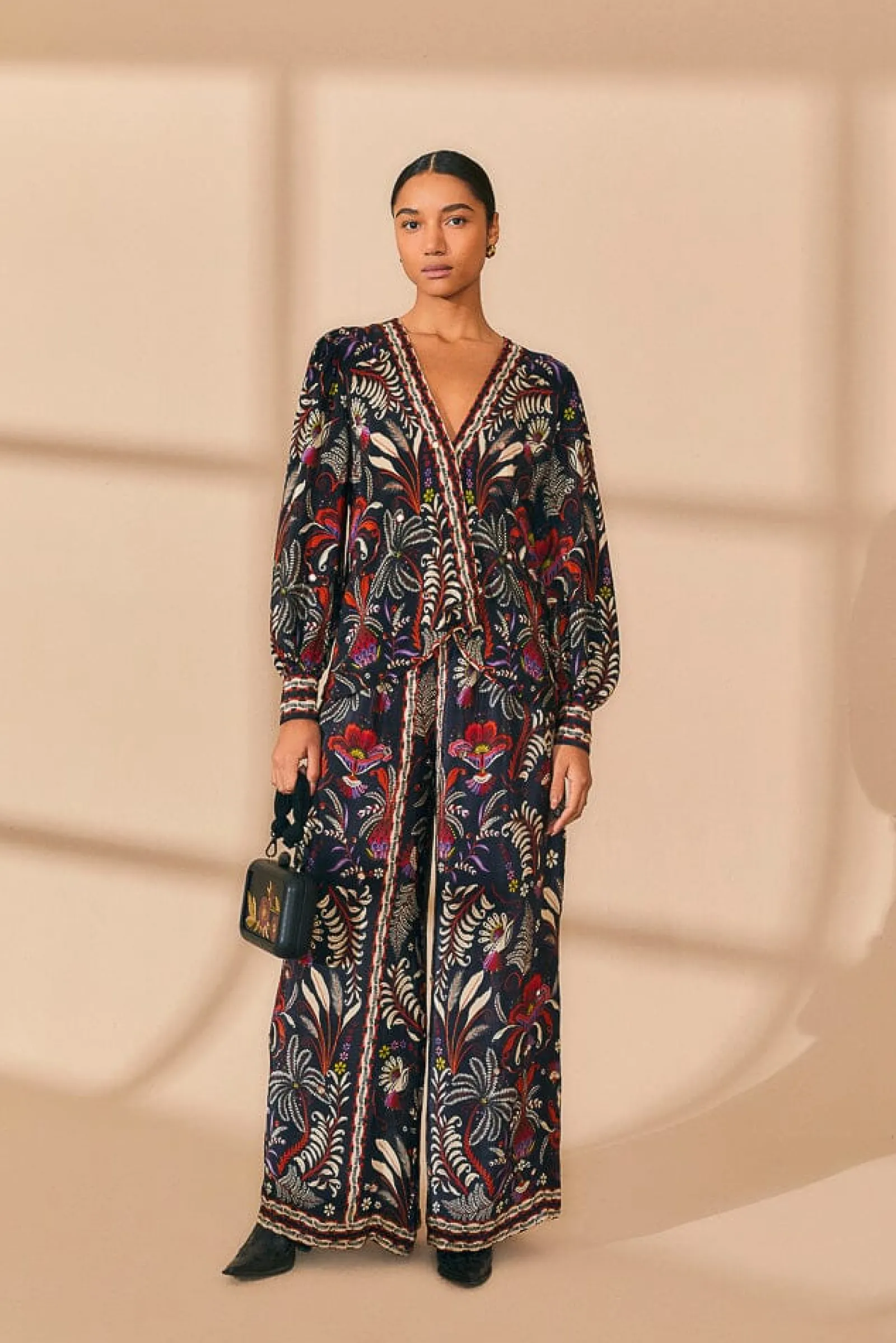  BLACK CLASSIC GARDEN MIRROR TRIM BLOUSE