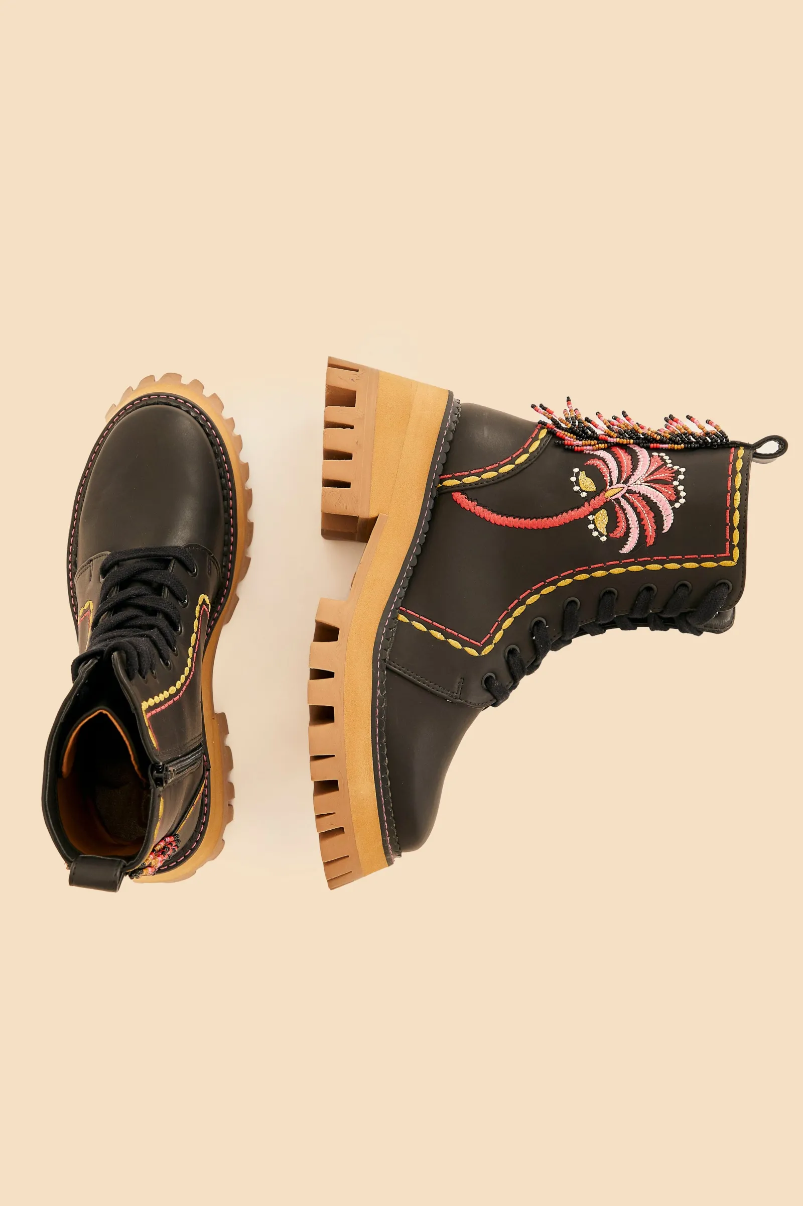 BLACK EMBROIDERED MID BOOT