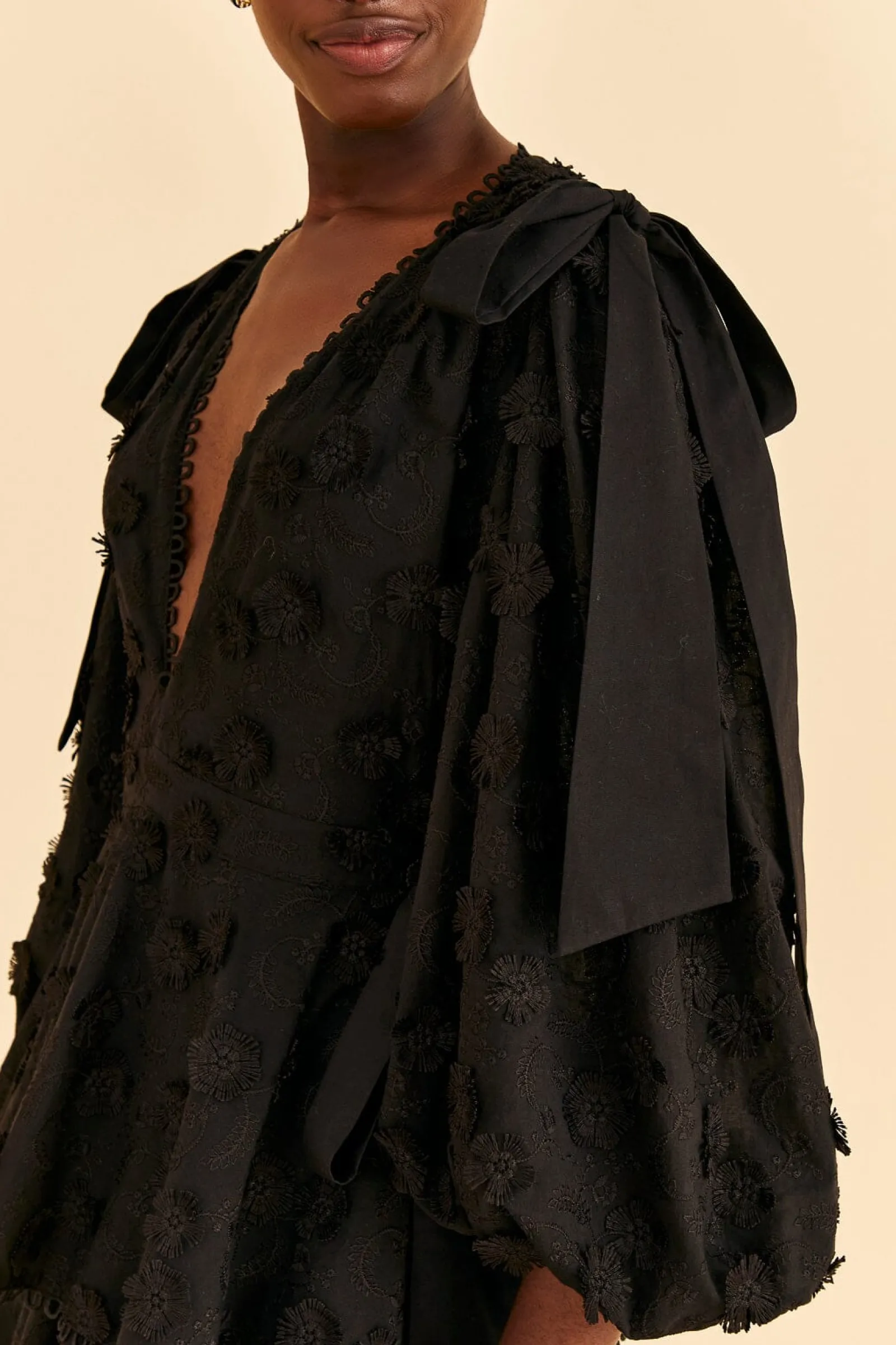 BLACK FLOWERS TEXTURED TIERED MIDI DRESS