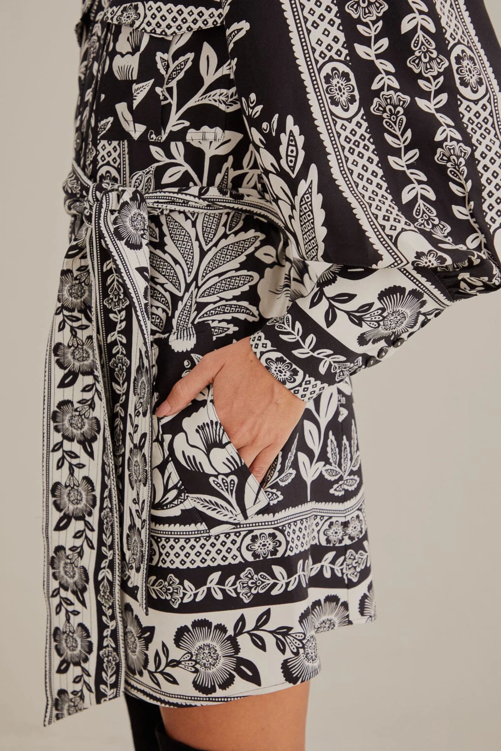 BLACK PINEAPPLE GARDEN LONG SLEEVE SHIRTDRESS