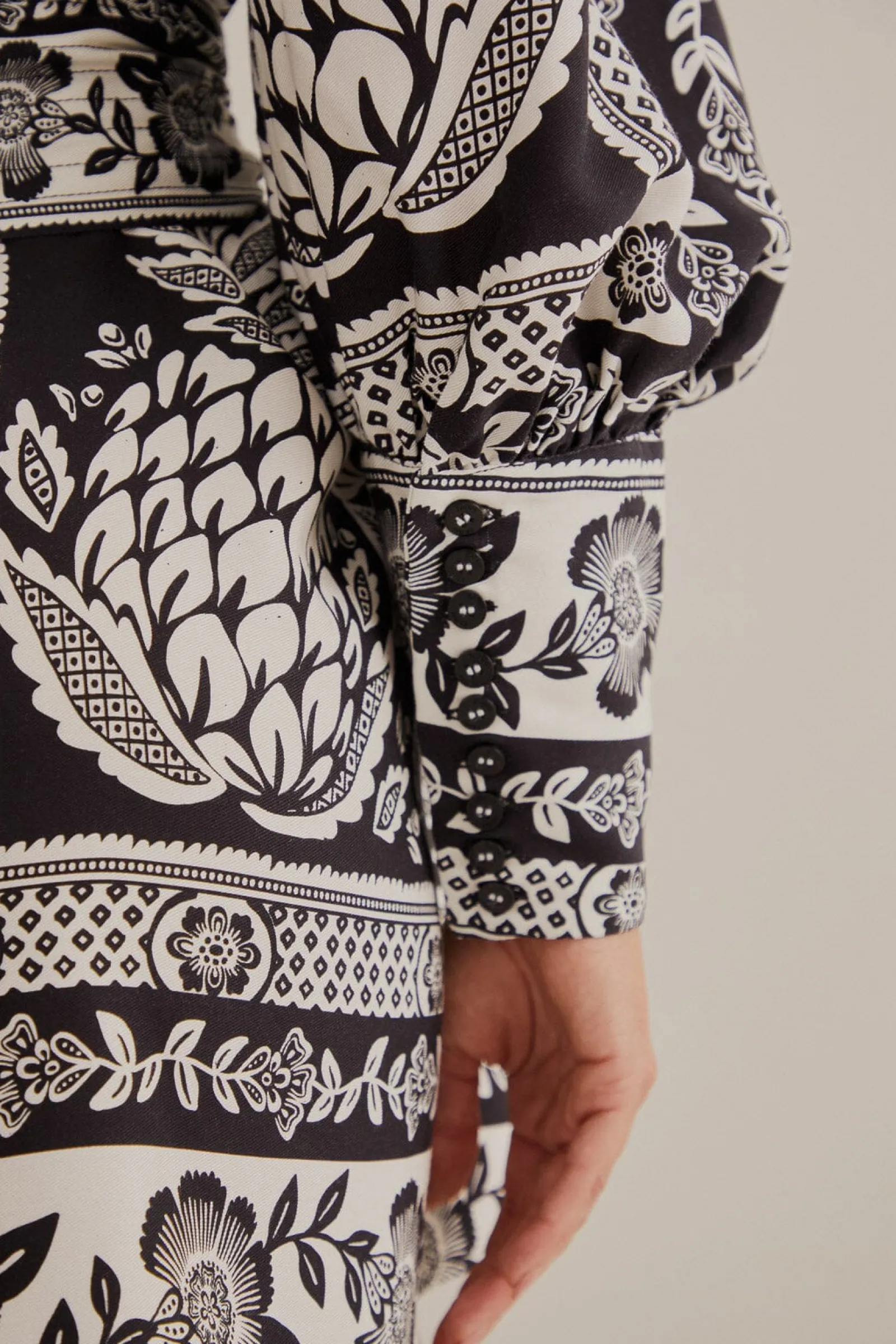 BLACK PINEAPPLE GARDEN LONG SLEEVE SHIRTDRESS