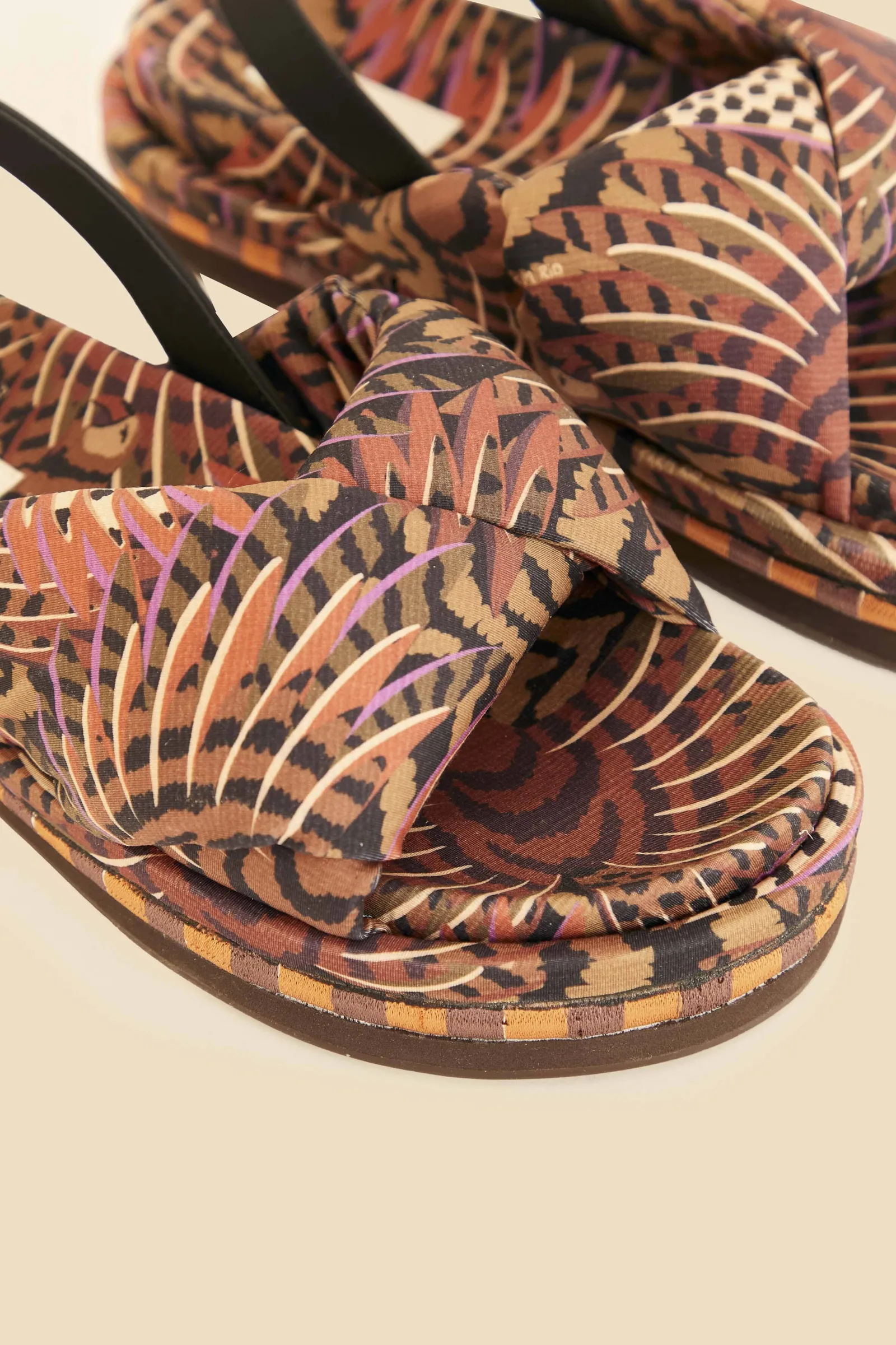 CARAMEL MACAWMOUFLAGE PUFFY FLAT SANDAL
